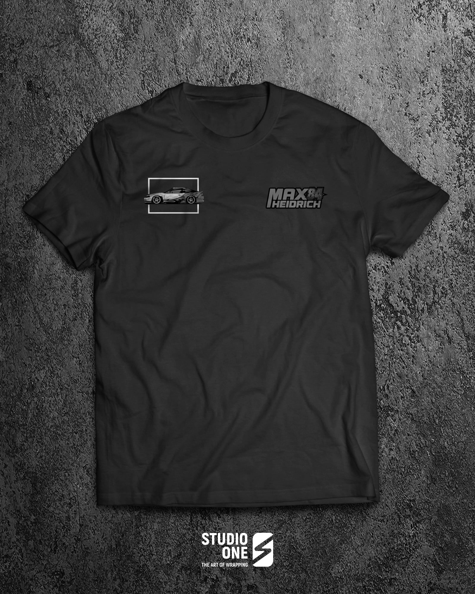 Schwarzes DMNT-Teamshirt mit Brustlogo – Textildruck von STUDIO ONE