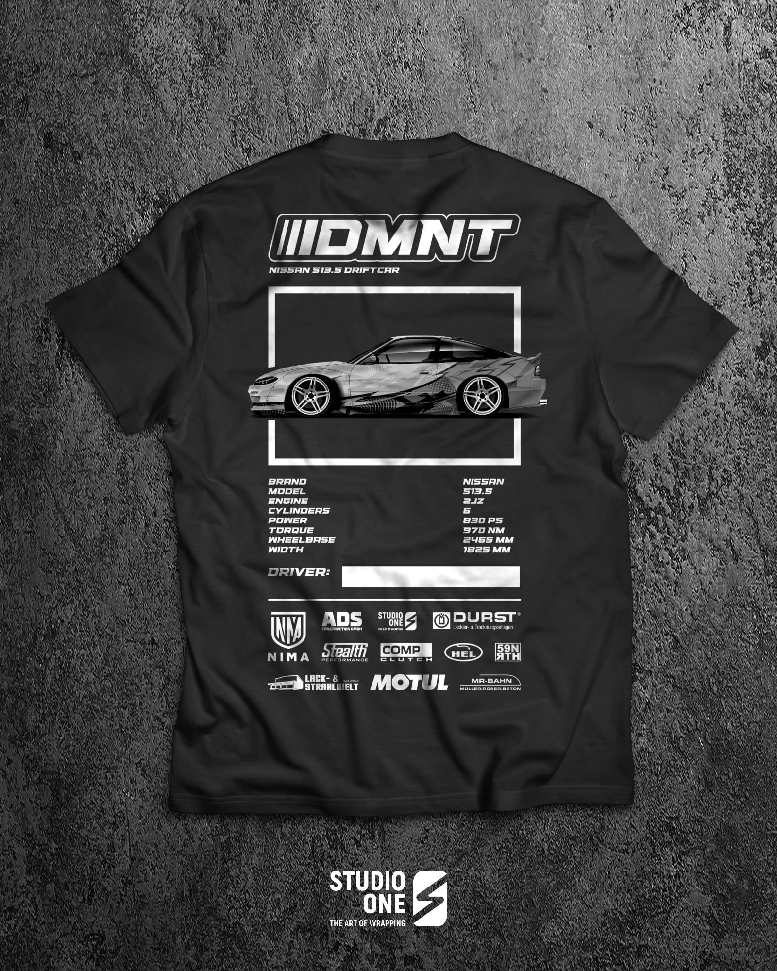 DMNT-Teamshirt mit großflächigem Rennwagen-Rückenprint – Textildruck von STUDIO ONE