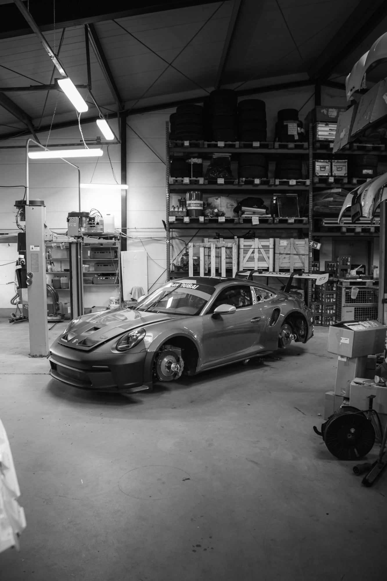 Porsche 992 GT3 mit Vollfolierung in 3M 2080 Fuchsia in der Werkstatt von STUDIO ONE in Kevelaer
