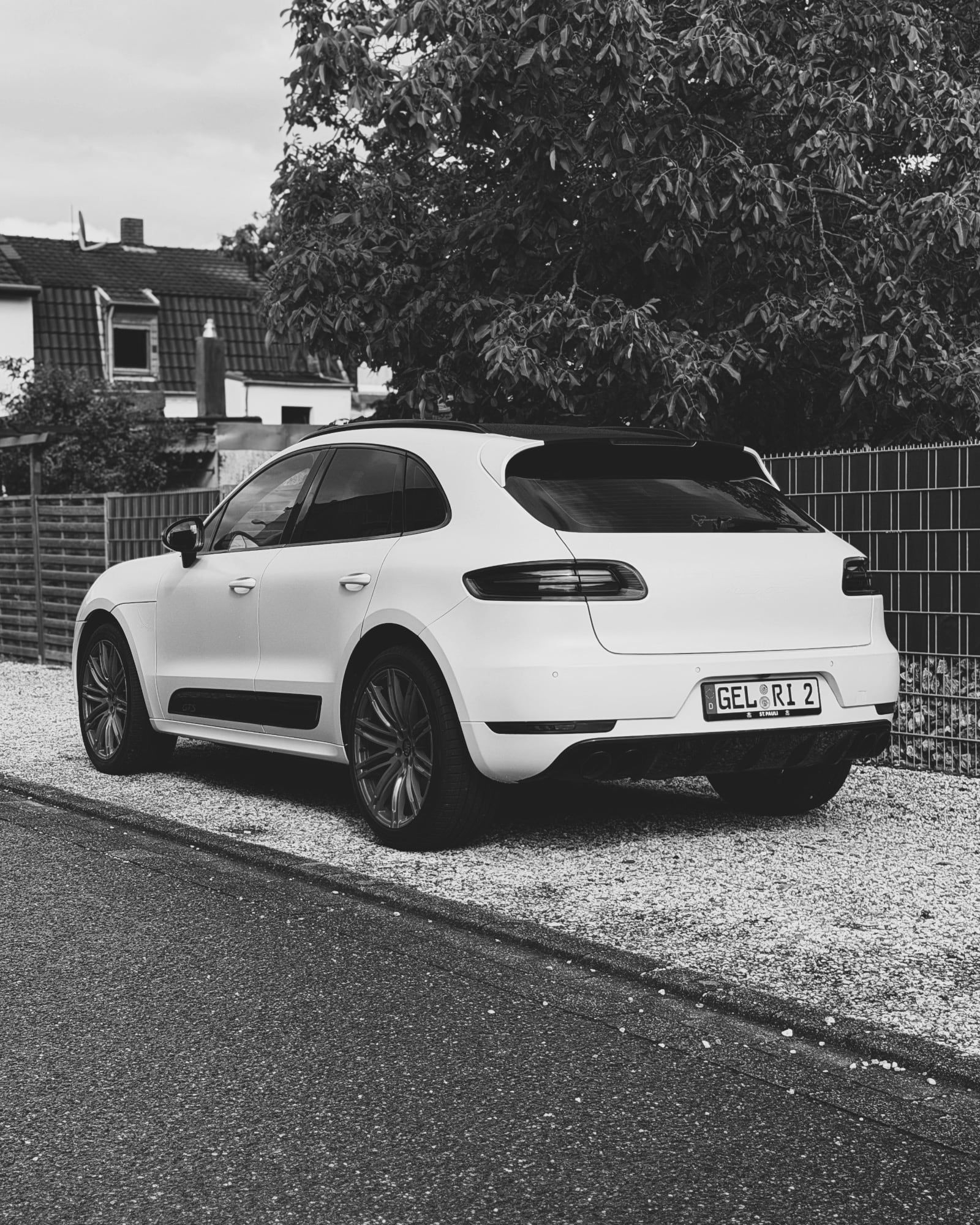 Weißer Porsche Macan von hinten mit roten Felgen, foliert von STUDIO ONE in Kevelaer