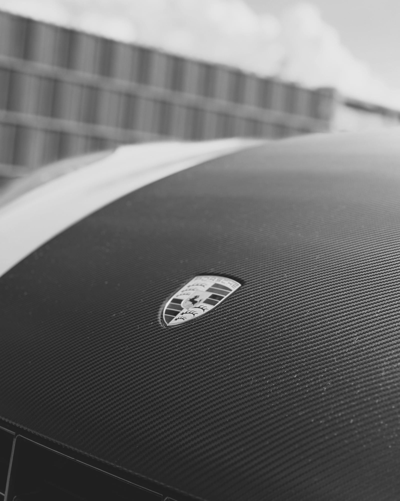 Folierte Motorhaube in Carbon-Optik mit Porsche-Wappen – Teilfolierung von STUDIO ONE