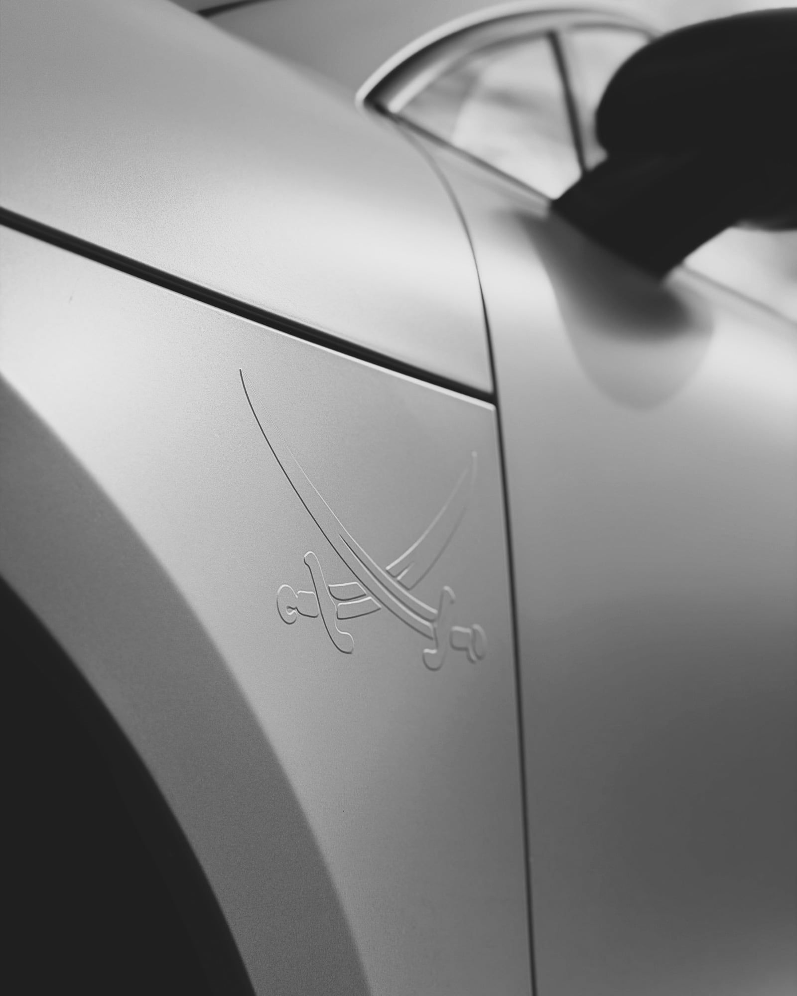 Detailaufnahme: sauber verklebte Folienkante an der Flanke eines Porsche Macan – Handwerk von STUDIO ONE
